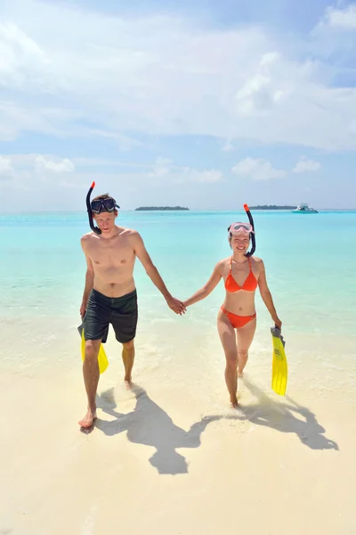 Gelukkige jonge paar hebben plezier op strand — Stockfoto