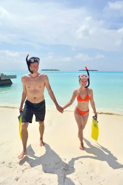 Gelukkige jonge paar hebben plezier op strand — Stockfoto