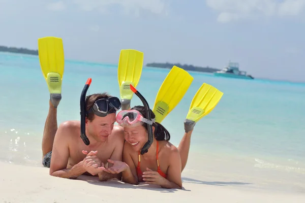 Feliz pareja joven divertirse en la playa — Foto de Stock