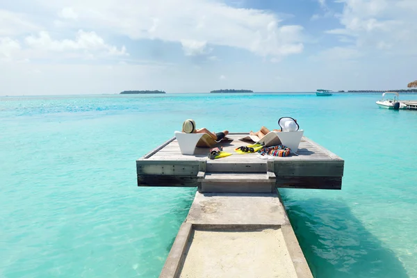 Jong koppel hebben plezier op strand — Stockfoto