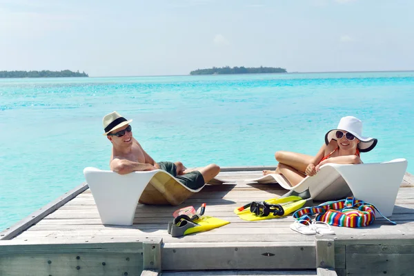 Pareja joven divertirse en la playa —  Fotos de Stock