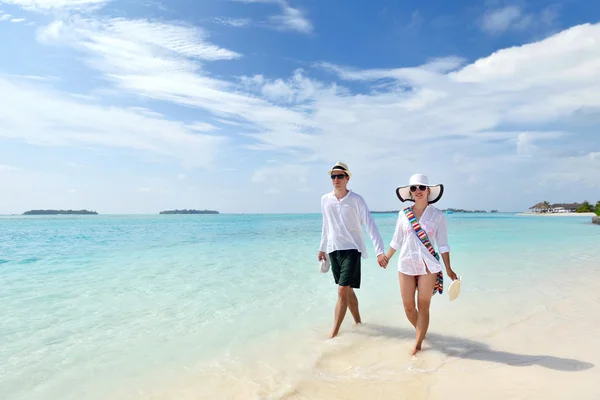 Feliz jovem casal andando na praia — Fotografia de Stock
