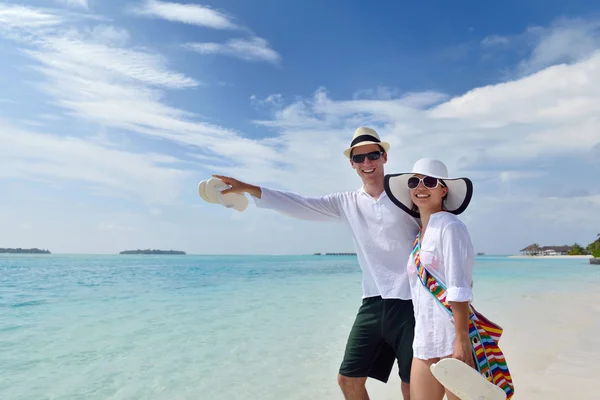 Heureux jeune couple avoir du plaisir sur la plage — Photo