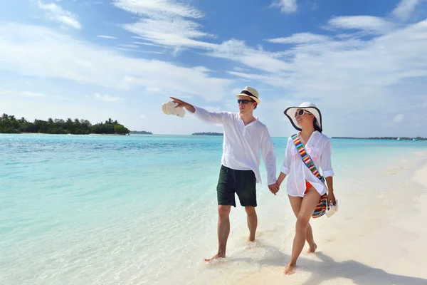 Glada unga par ha kul på stranden — Stockfoto