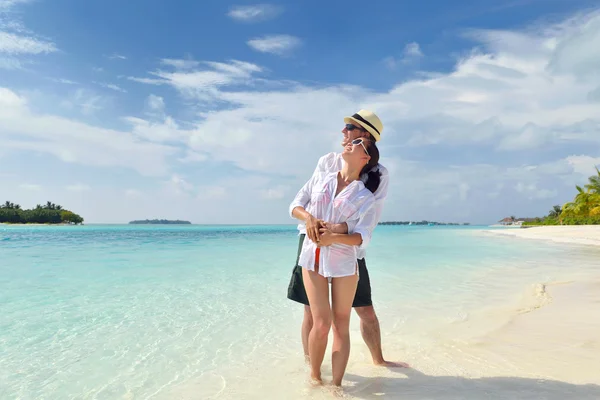 Glückliches junges Paar hat Spaß am Strand — Stockfoto