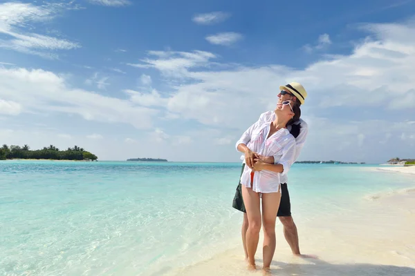 Felice giovane coppia divertirsi sulla spiaggia — Foto Stock