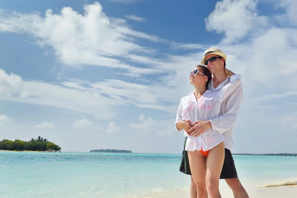 Glada unga par ha kul på stranden — Stockfoto