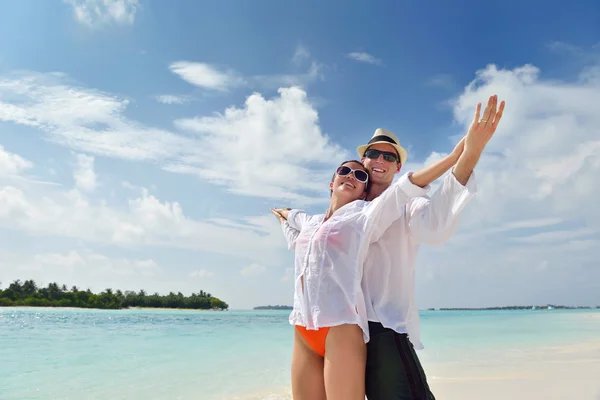 Feliz jovem casal se divertir na praia — Fotografia de Stock