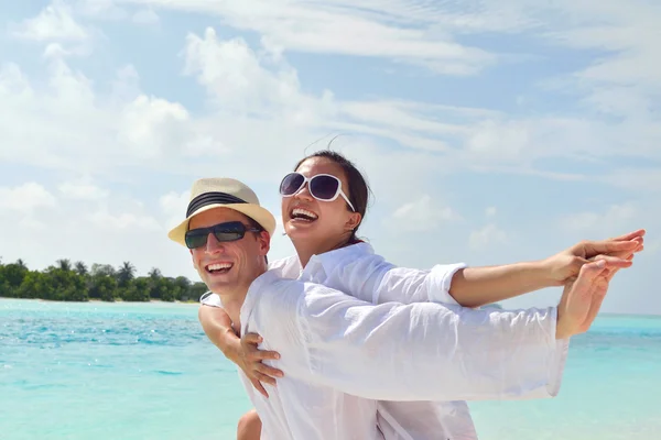 Heureux jeune couple avoir du plaisir sur la plage — Photo