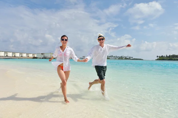 Mutlu genç çift sahilde iyi eğlenceler. — Stok fotoğraf