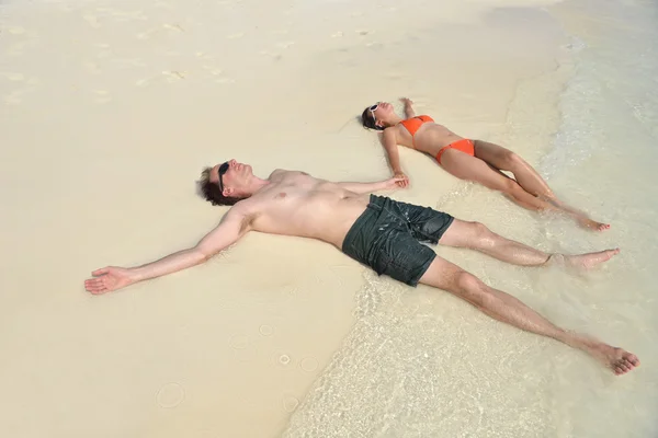 Feliz jovem casal se divertir na praia — Fotografia de Stock