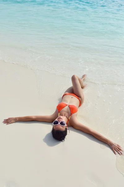 Mooi meisje op het strand plezier hebben en ontspannen — Stockfoto