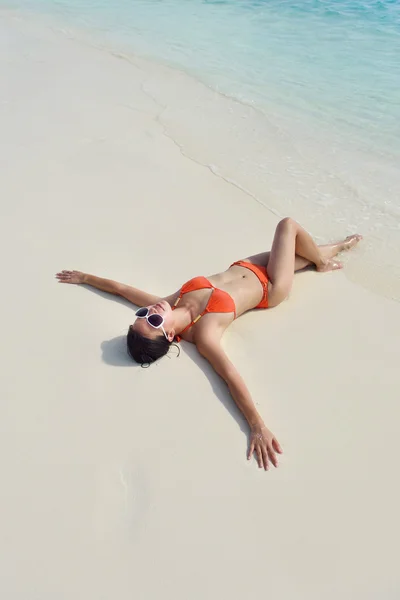 Hermosa chica en la playa divertirse y relajarse —  Fotos de Stock