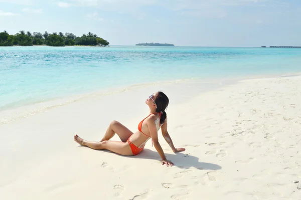 Mooi meisje op het strand plezier hebben en ontspannen — Stockfoto