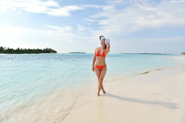 Mooi meisje op het strand plezier hebben en ontspannen — Stockfoto