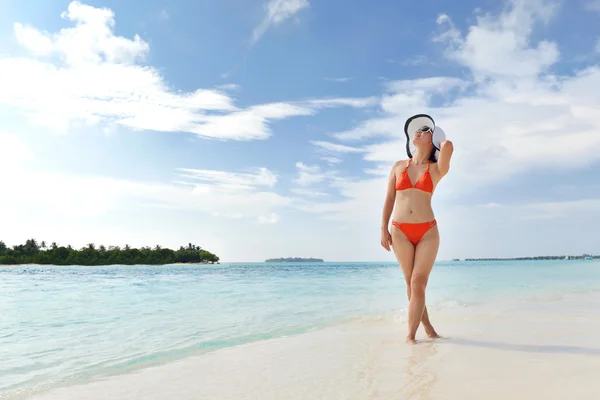 해변에서 아름 다운 소녀 재미와 휴식 — 스톡 사진