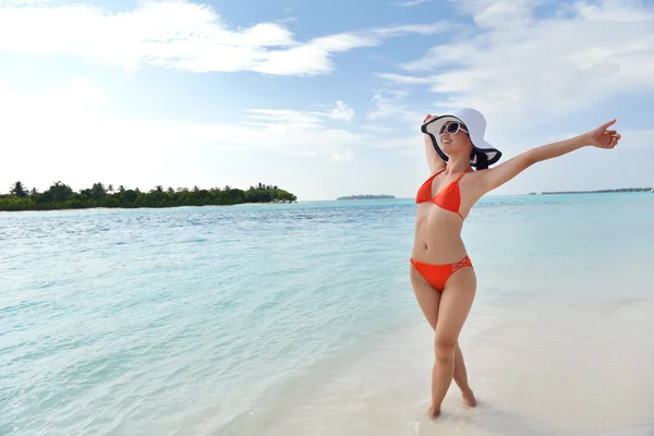 Hermosa chica en la playa divertirse y relajarse —  Fotos de Stock