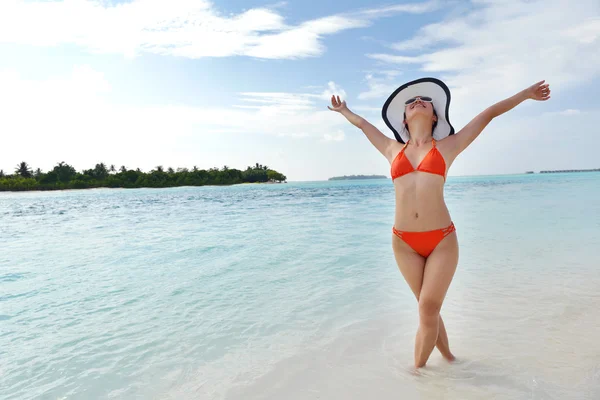 Mooi meisje op het strand plezier hebben en ontspannen — Stockfoto