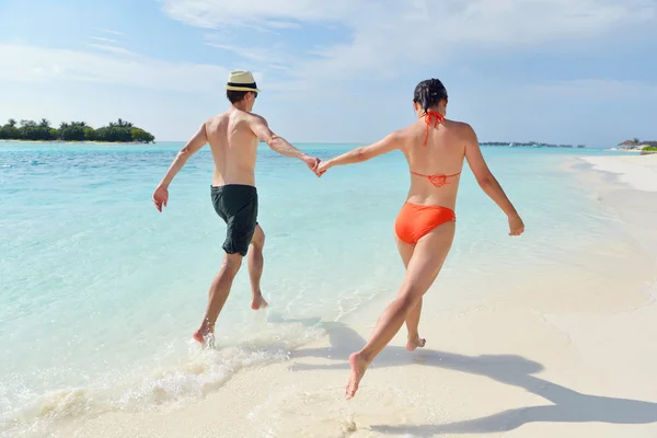 Feliz jovem casal se divertir na praia — Fotografia de Stock