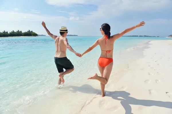 Heureux jeune couple avoir du plaisir sur la plage — Photo