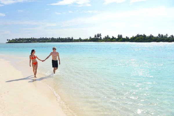 Jong koppel hebben plezier op strand — Stockfoto