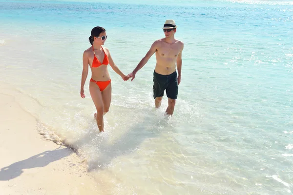 若いカップルはビーチで楽しい時を過す — ストック写真