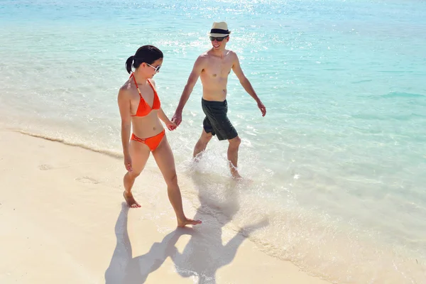 Junges paar haben spaß am strand — Stockfoto