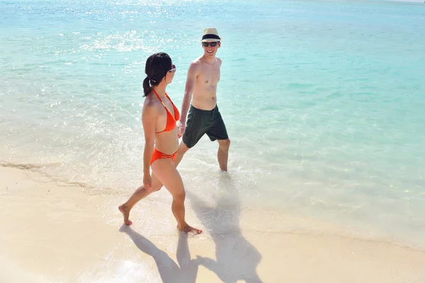 Jong koppel hebben plezier op strand — Stockfoto