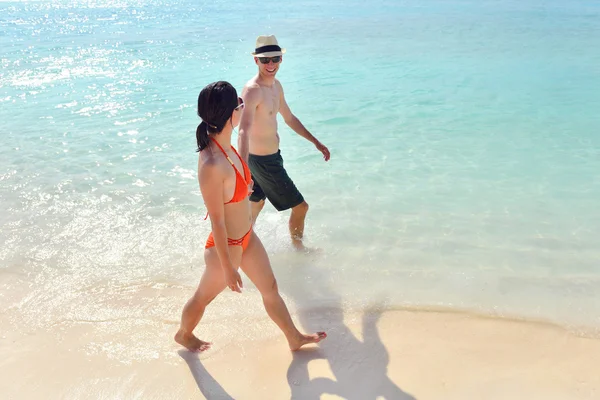 Jovem casal se divertir na praia — Fotografia de Stock