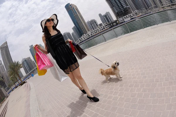 Mulher bonita vai para fazer compras na cidade — Fotografia de Stock