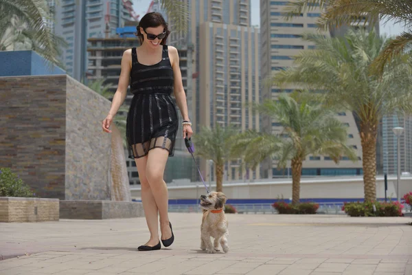 Jovem mulher com cachorro se divertir — Fotografia de Stock