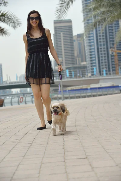 Jovem mulher com cachorro se divertir — Fotografia de Stock