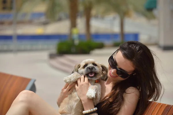Genç kadın ile köpek yavrusu iyi eğlenceler — Stok fotoğraf