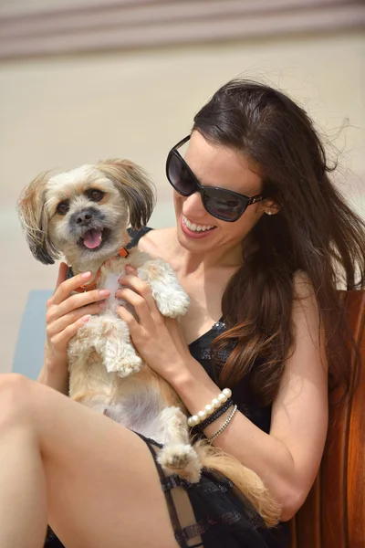 Mujer joven con cachorro divertirse —  Fotos de Stock