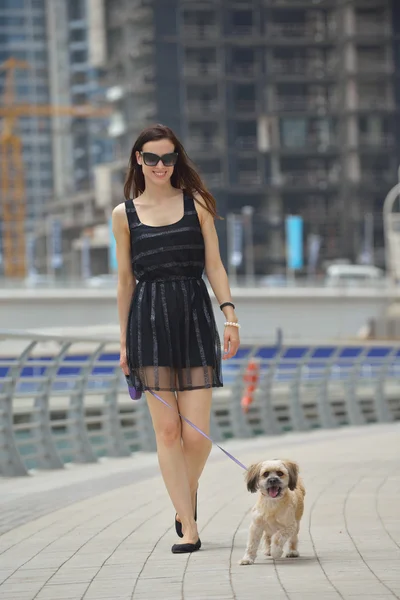 Jovem mulher com cachorro se divertir — Fotografia de Stock