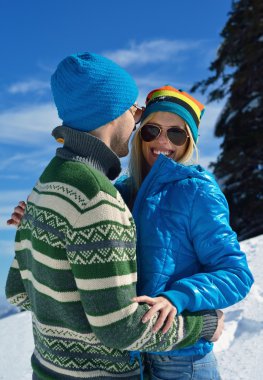 kış kar sahnesinde genç Çift