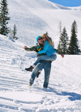 kış kar sahnesinde genç Çift