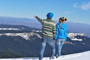 kış kar sahnesinde genç Çift