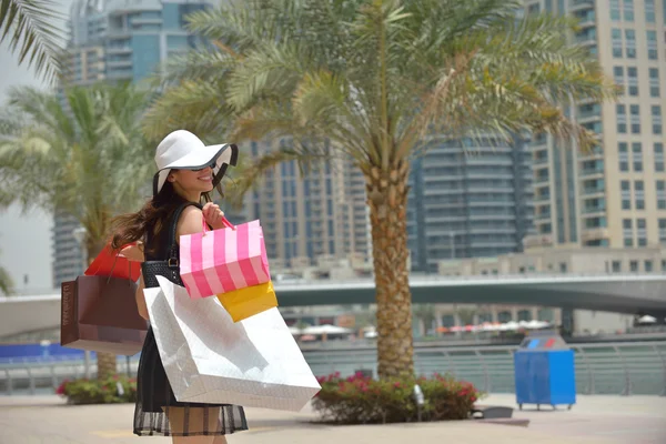 Kaunis nainen menee ostoksille — kuvapankkivalokuva