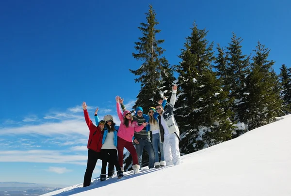 Gli amici si divertono in inverno sulla neve fresca — Foto Stock