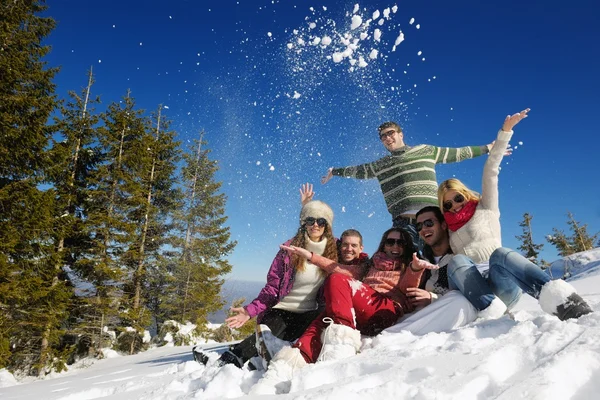 Freunde auf Neuschnee — Stockfoto