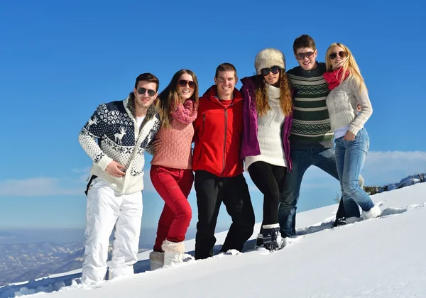 Amigos se divertir no inverno na neve fresca — Fotografia de Stock