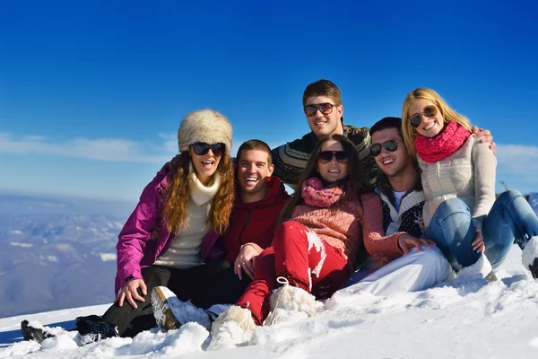 Vänner på nysnö — Stockfoto