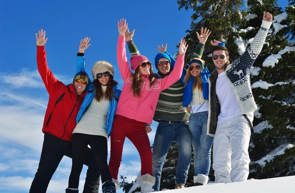 Amigos se divierten en invierno en nieve fresca — Foto de Stock