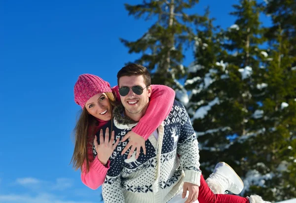 Casal brincando na neve — Fotografia de Stock