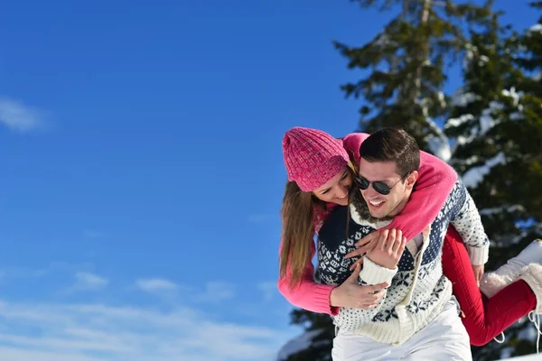 Пара, играющая на снегу — стоковое фото