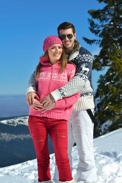 Casal no inverno neve cena — Fotografia de Stock