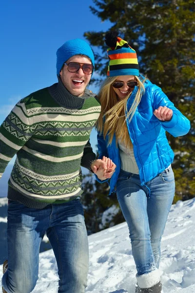 Giovane coppia in inverno neve scena — Foto Stock