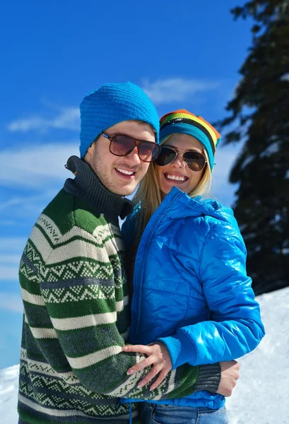 Молодая пара в зимней снежной сцене — стоковое фото