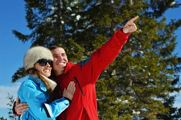 对年轻夫妇在冬日雪景 — 图库照片